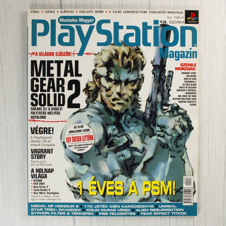 A Hivatalos Magyar PlayStation Magazin 13. számának címlapja Solid Snake karakterével.