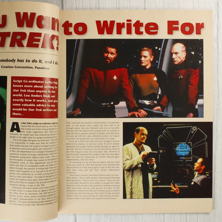 A magazin cikke a Star Trek forgatókönyvírásról, rajta Picard kapitány és Riker parancsnok fotójával.
