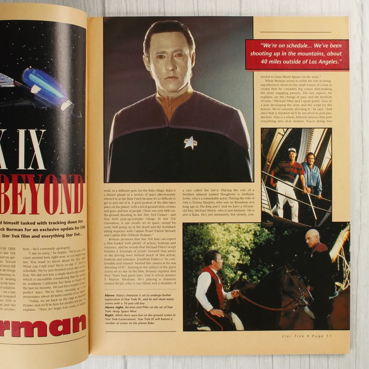 A Star Trek magazin belső oldala Data karakterével és forgatási fotókkal.