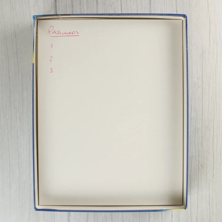 A játékdoboz belseje kézzel írt jegyzetekkel