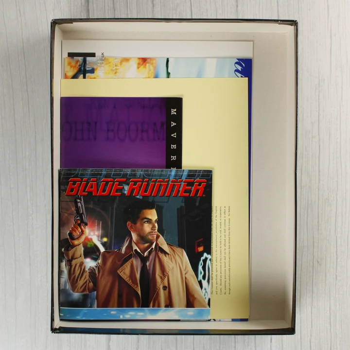 Blade Runner játék tartalom A Blade Runner játék dobozának tartalma: kézikönyv és dokumentumok