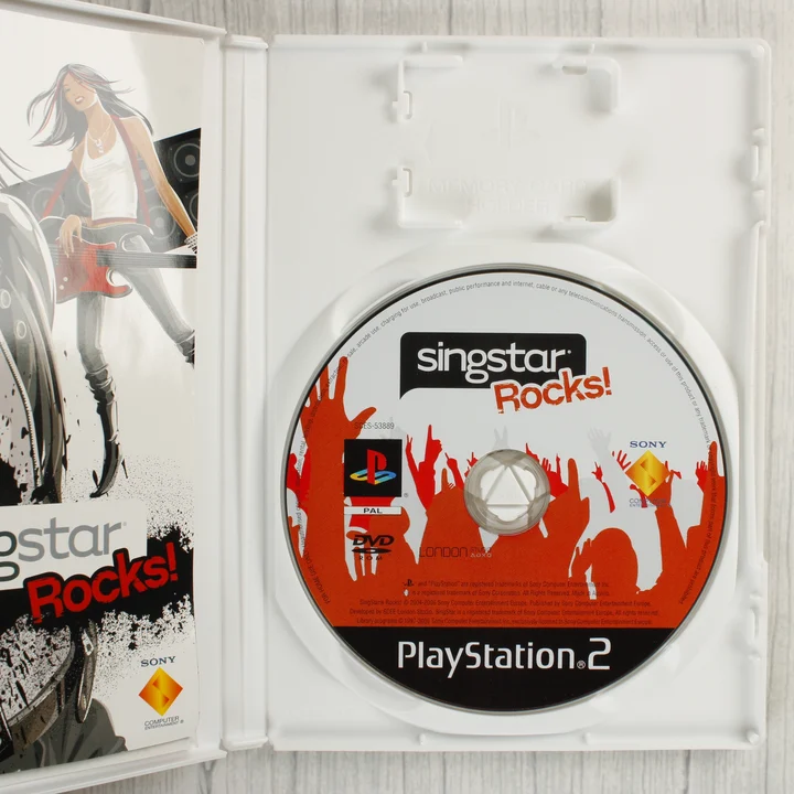 Nyitott SingStar Rocks! tok a lemezzel és a kézikönyvvel