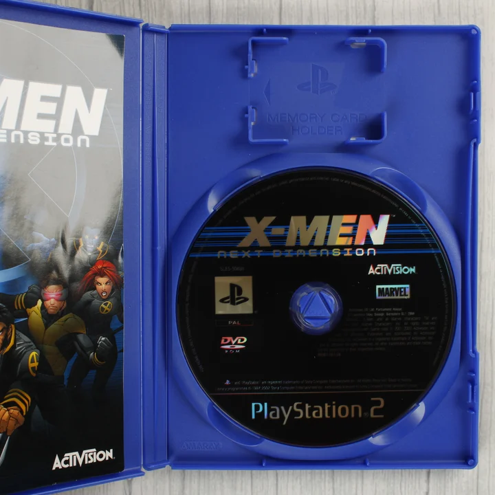 X-Men Next Dimension PS2 belső X-Men Next Dimension nyitott tok a lemezzel és az útmutatóval