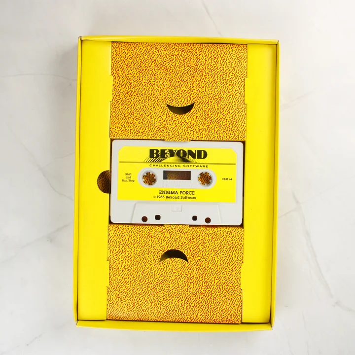 Enigma Force C64 kazetta Az Enigma Force játék magnókazettája a tartóban