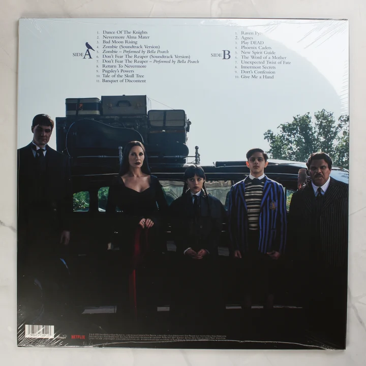 A Wednesday Season 2 Soundtrack Highlights bakelit lemez hátoldala a számlistával és a szereplőkkel
