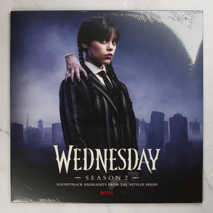 A Wednesday Season 2 Soundtrack Highlights bakelit lemez előlapja Jenna Ortega képével