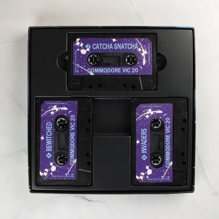 Három darab Commodore VIC 20 kazetta a műanyag tartóban