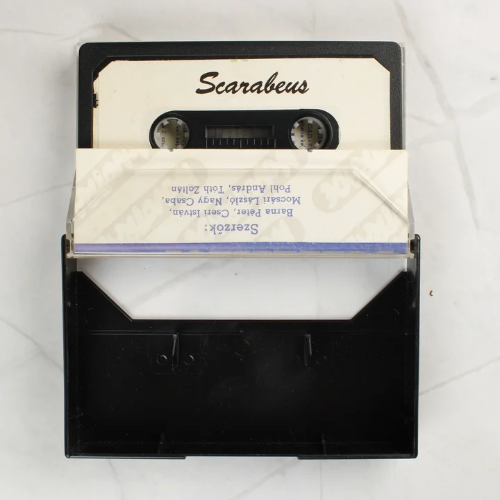 Scarabaeus kazetta a tokban Nyitott tok Scarabaeus kazettával