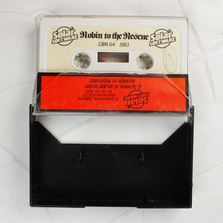 Nyitott tokban lévő Robin to the Rescue Commodore 64 kazetta