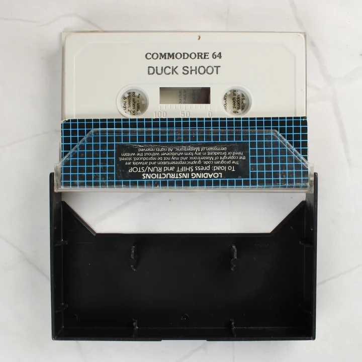 Nyitott tok a Duck Shoot Commodore 64 kazettával