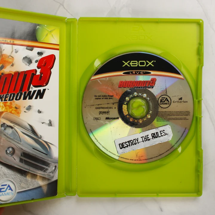 Burnout 3 Takedown Xbox játéklemez a nyitott tokban