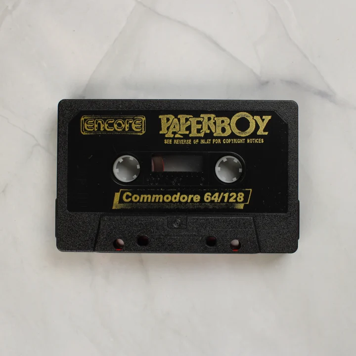 Paperboy videójáték fekete kazettája arany felirattal