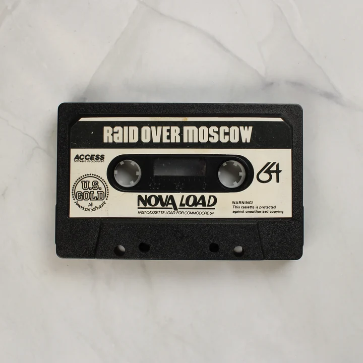 Raid Over Moscow Commodore 64 kazetta közelről