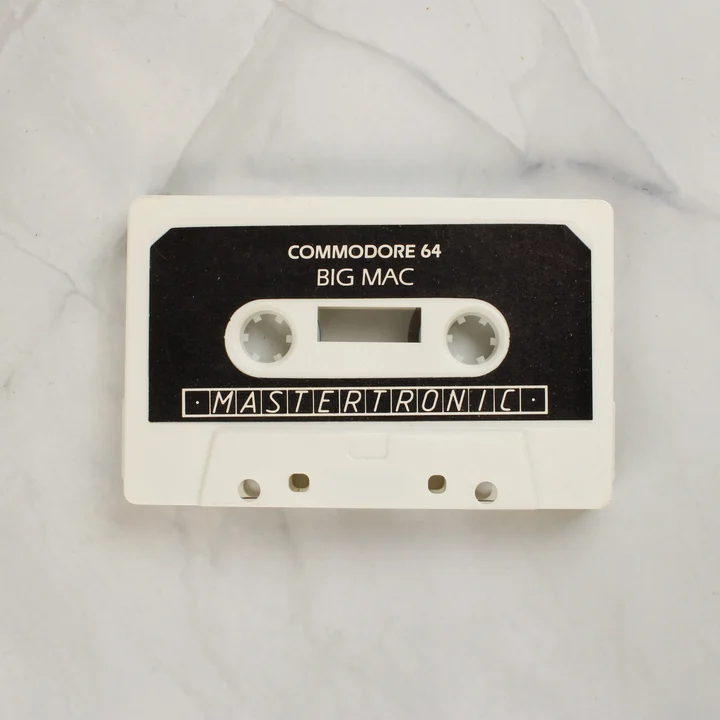Fehér Commodore 64 magnókazetta fekete Mastertronic címkével