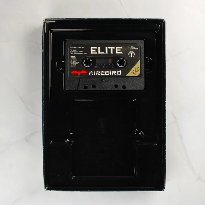 Elite C64 kazetta Elite magnókazetta a belső tálcában
