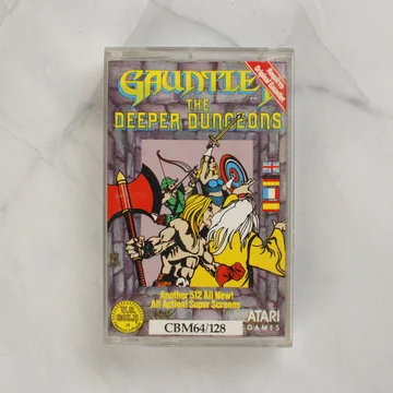 Gauntlet: The Deeper Dungeons videójáték kazetta tokban, elölnézetből.