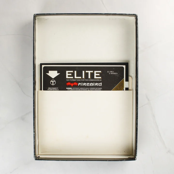Az Elite játék 5,25 colos floppy lemeze a dobozban