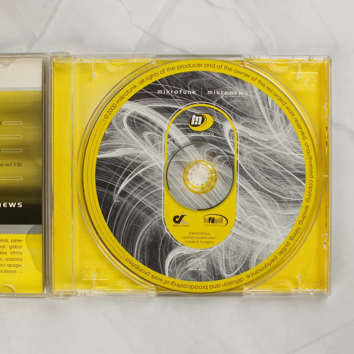 A Mikrofunk Mikronews CD lemez a nyitott tokban