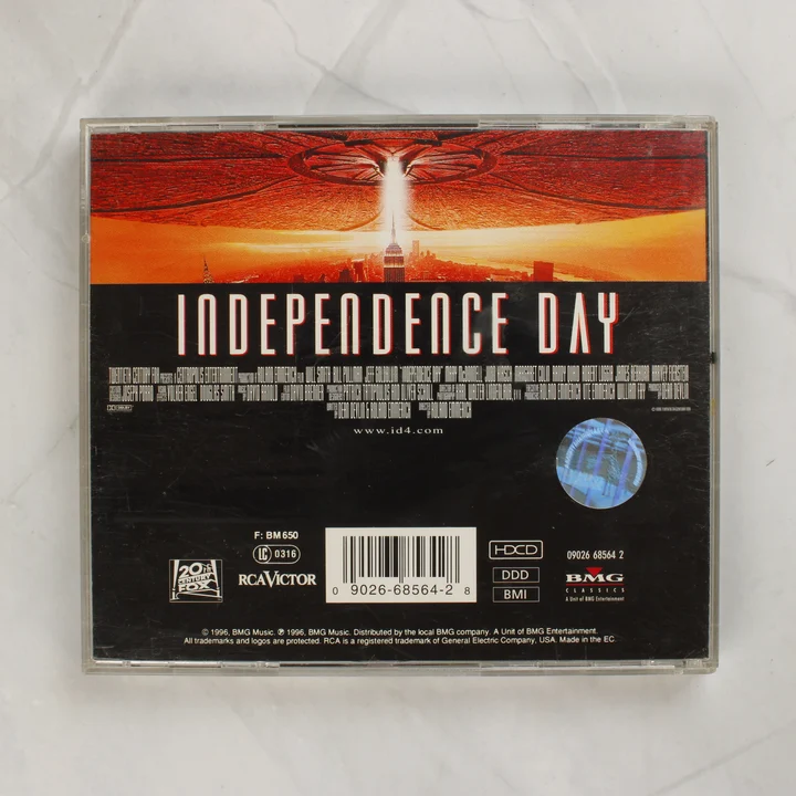 Independence Day filmzene CD hátlapja vonalkóddal
