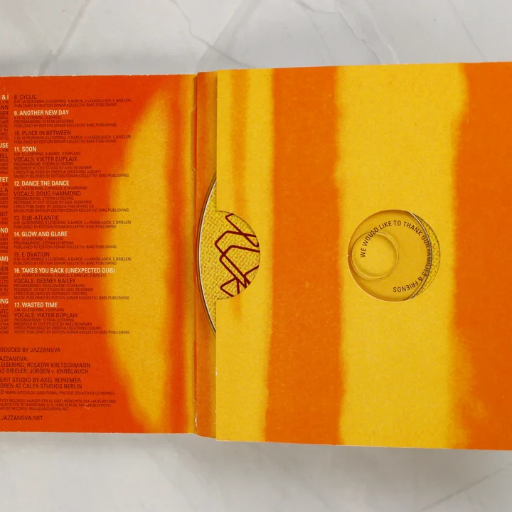 A CD album belső oldala a dallistával és a lemeztartó zsebbel