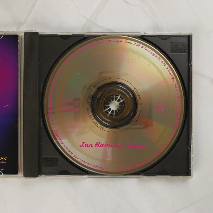 A nyitott CD-tok a lemezzel