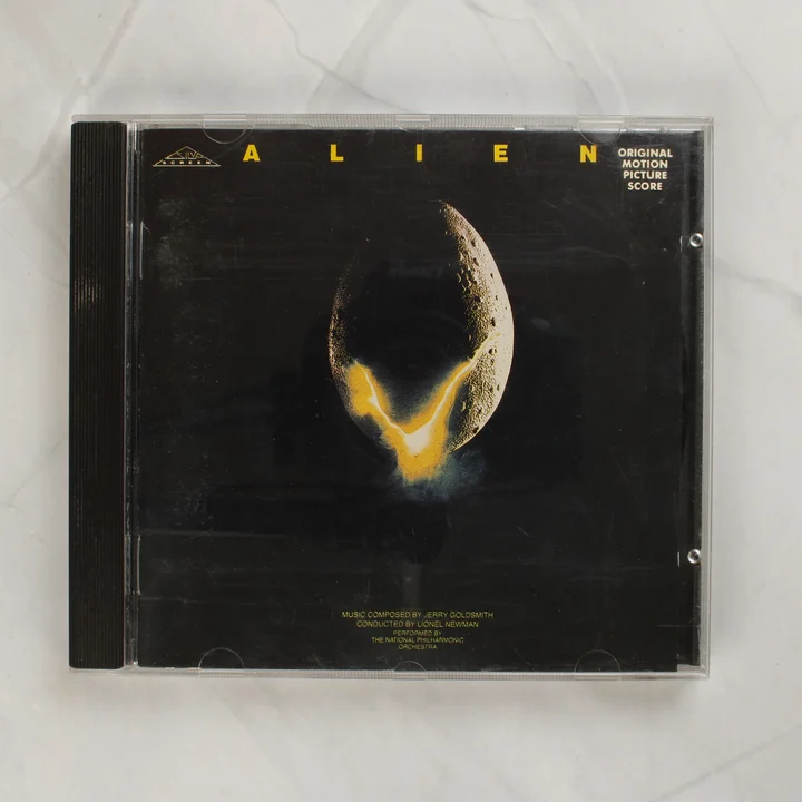 Az Alien filmzene CD előlapja a tojás grafikával