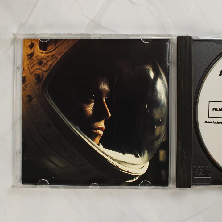 Az Alien CD belső füzete Sigourney Weaver fotójával