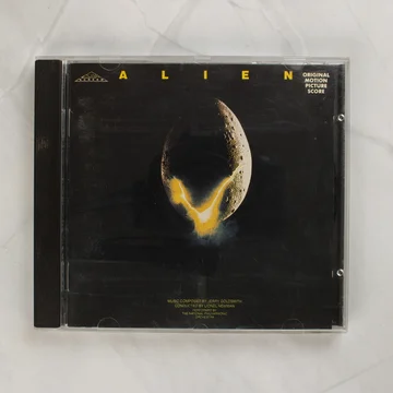 Az Alien filmzene CD előlapja a tojás grafikával