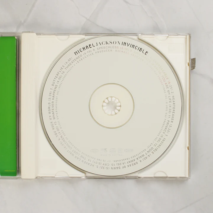 Michael Jackson Invincible CD lemez a tokban