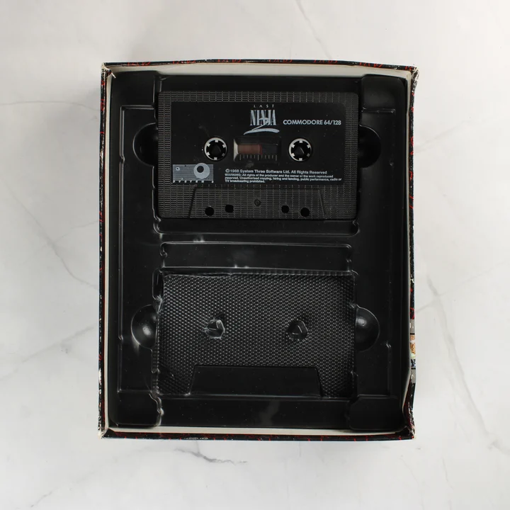 Last Ninja 2 videójáték kazetta a belső műanyag tálcában