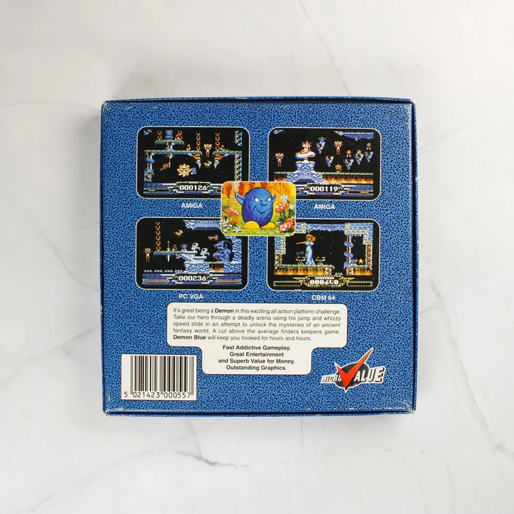 A Demon Blue videójáték dobozának hátoldala képernyőmentésekkel és vonalkóddal.