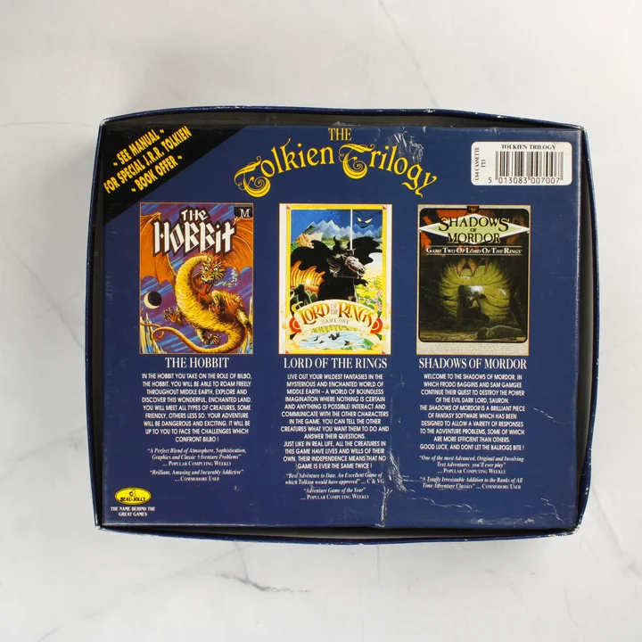 The Tolkien Trilogy dobozának hátoldala leírásokkal és vonalkóddal