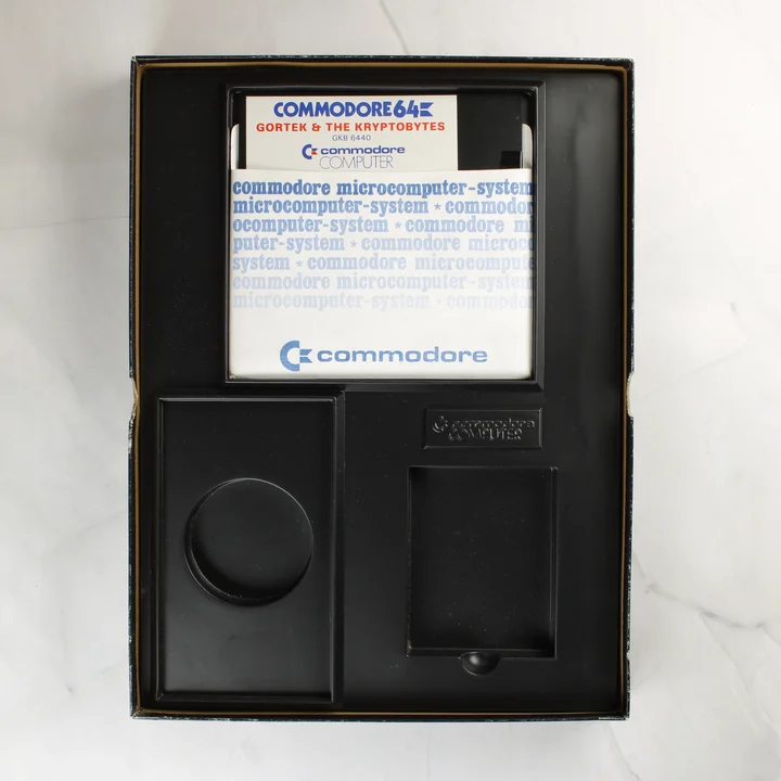 Nyitott doboz a floppy lemezzel és a belső tálcával