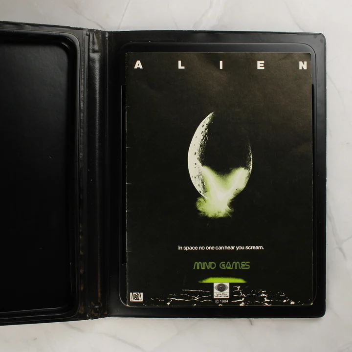 Az Alien játékhoz mellékelt kísérőfüzet borítója