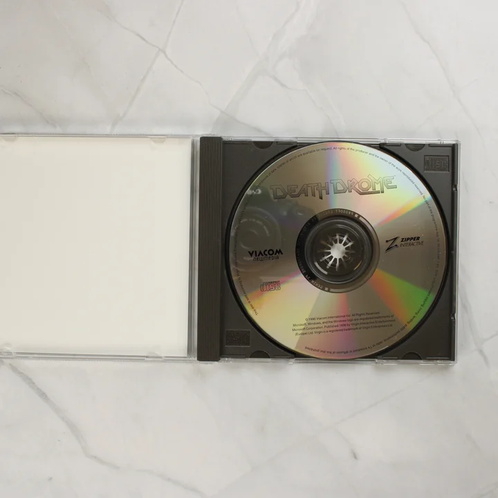 Nyitott CD-tok a DeathDrome játéklemezzel