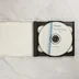 Nyitott CD-tok az első lemezzel