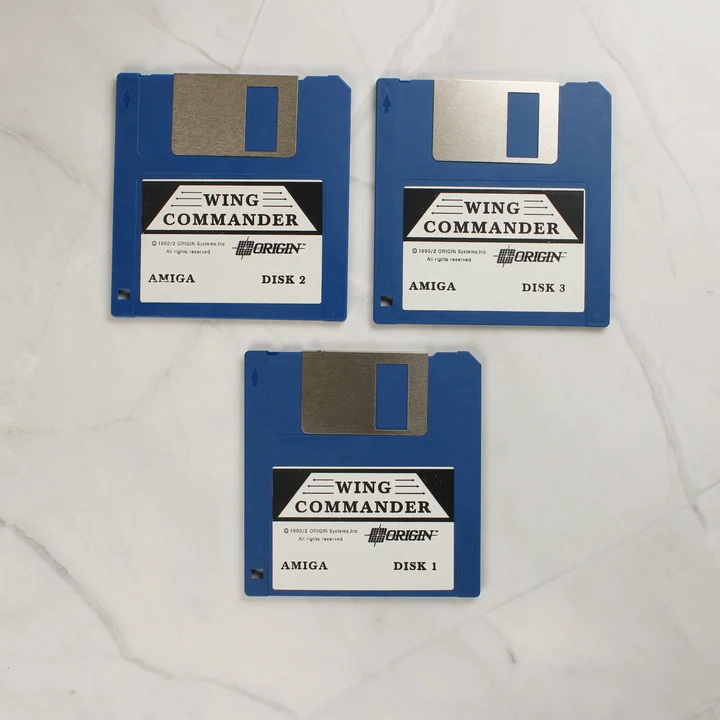 Három darab kék Wing Commander floppy lemez Amigához