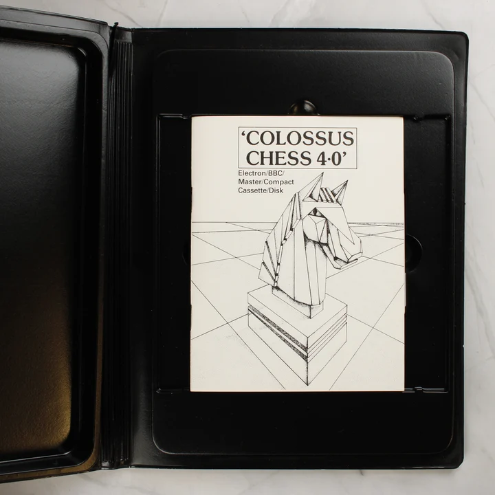 Nyitott tok a Colossus 4 Chess használati útmutatójával