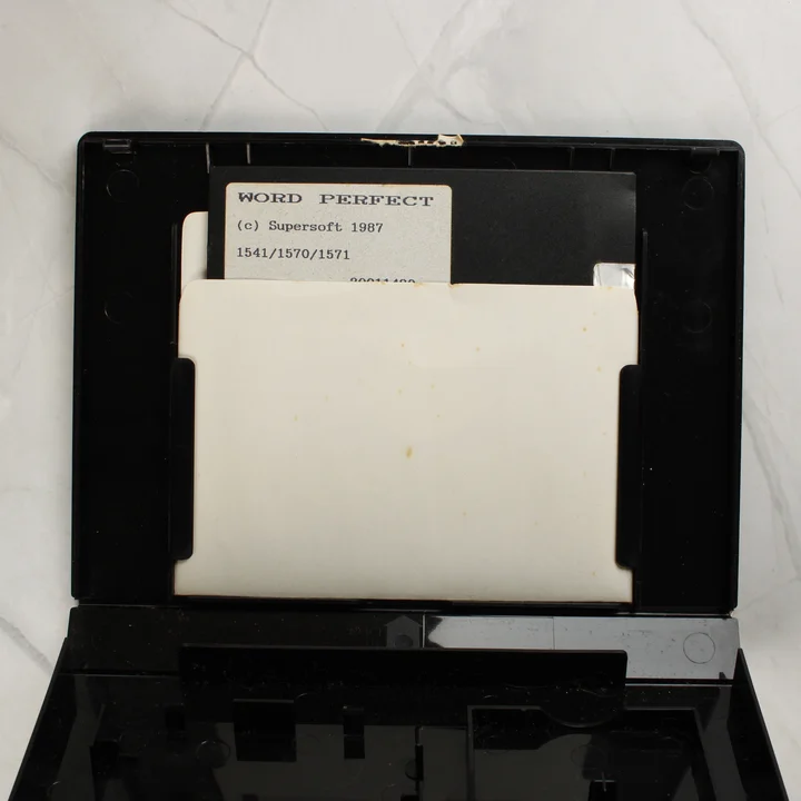 Nyitott tok 5,25 colos floppy lemezzel