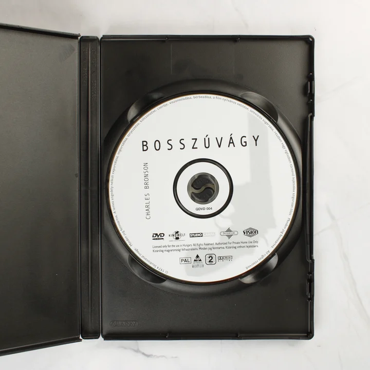 Nyitott DVD tok a Bosszúvágy című film lemezével