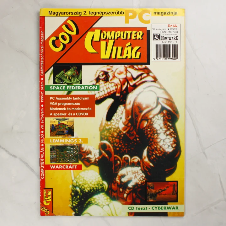 Commodore Világ 53. szám borító A Commodore Világ magazin 53. számának színes borítója egy hüllőszerű lénnyel.