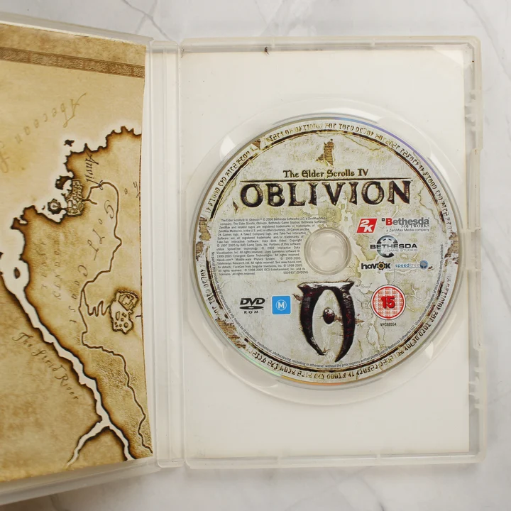 The Elder Scrolls IV: Oblivion nyitott tok lemezzel és térképpel
