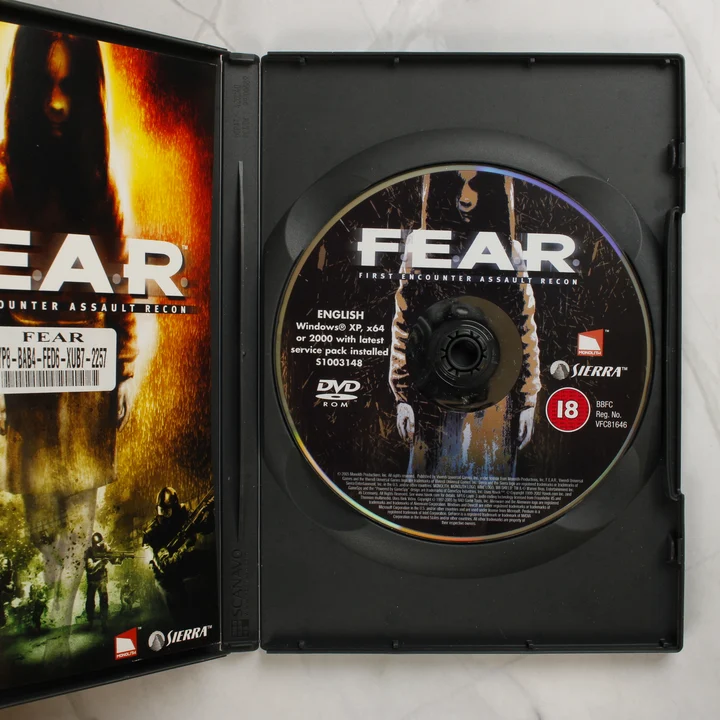 Nyitott F.E.A.R. videójáték tok a lemezzel
