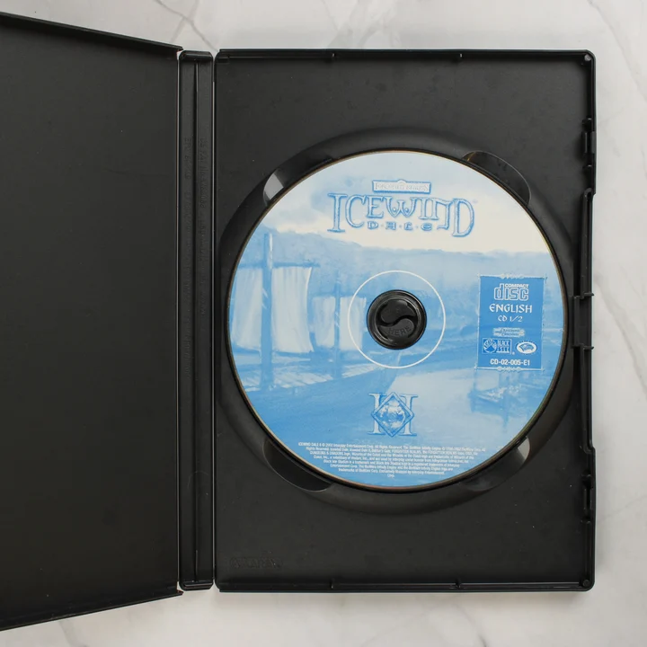 Nyitott tok az Icewind Dale II első telepítő CD-jével.
