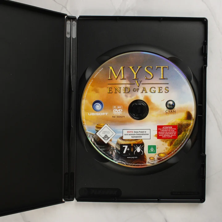 A nyitott DVD-tok a Myst V: End of Ages játéklemezzel