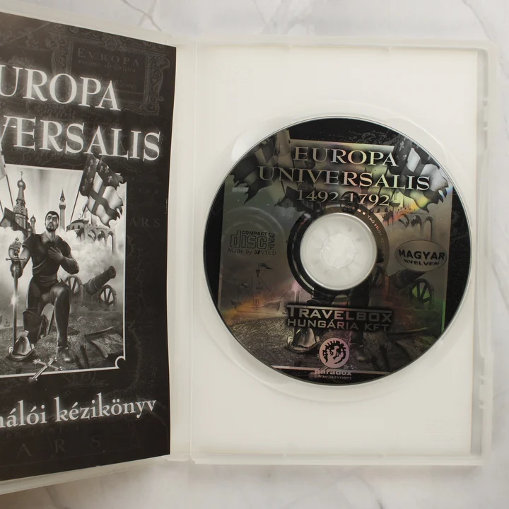 Nyitott tok az Europa Universalis CD-vel és a kézikönyvvel