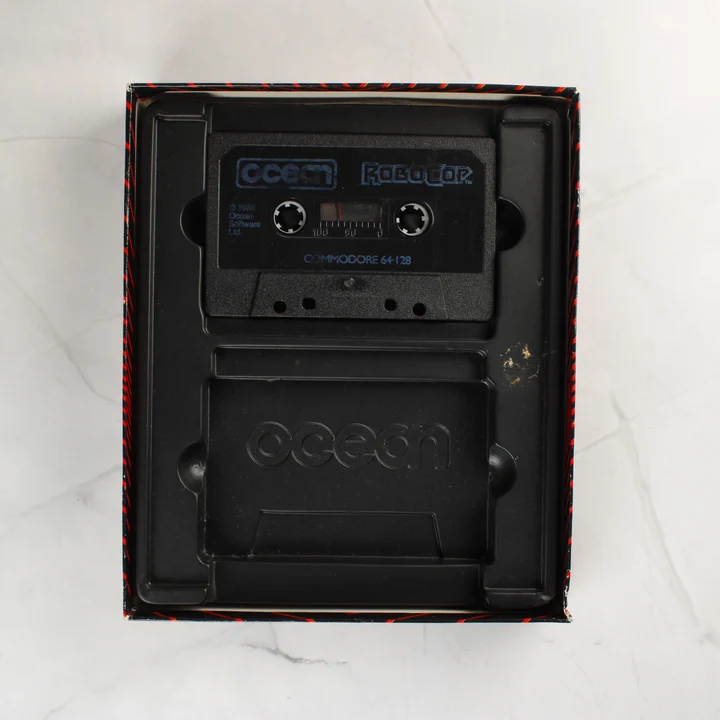 A RoboCop videójáték magnókazettája a dobozban