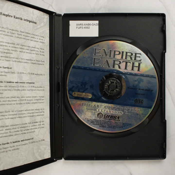 Az Empire Earth: The Art of Conquest Expansion nyitott tokja a CD-vel és a kézikönyvvel