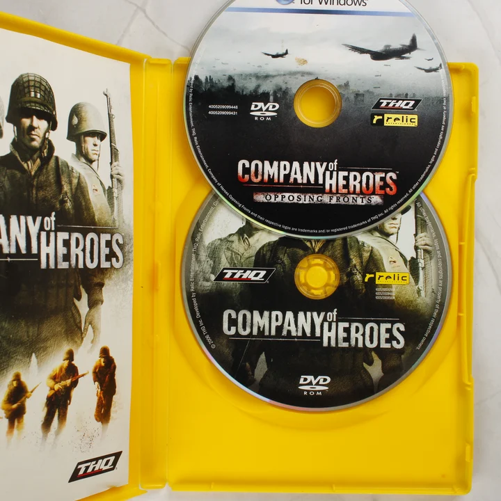 Nyitott tok két Company of Heroes DVD lemezzel