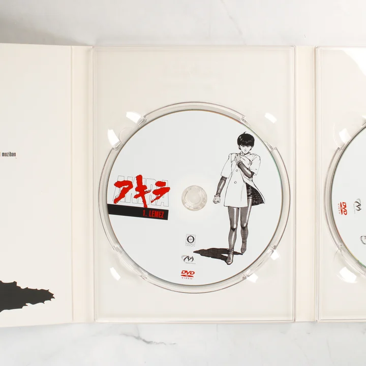 Akira DVD 1. lemez Az Akira DVD kiadvány nyitott állapotban az első lemezzel